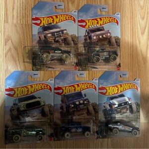 Hot Wheels Off-Road Adventure Set - Black, Blue, Green